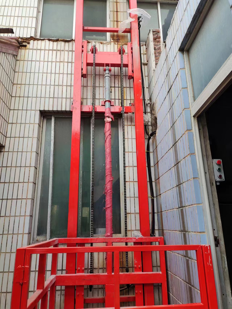 临沂1单缸单轨导轨式升降机安装案例