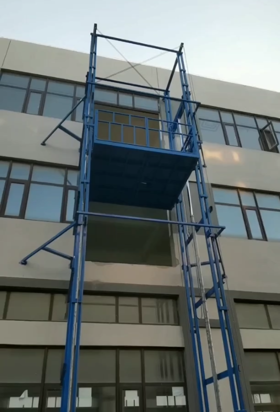 大连3吨双缸双轨导轨式升降机安装案例